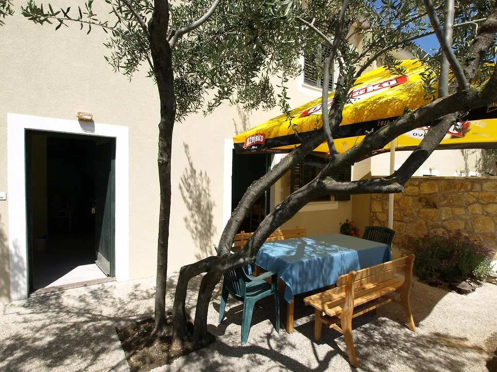 Aparthotel Vila Danica Dobropoljana 3*,